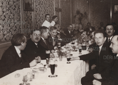 Vacsora az Újságíróklubban (az Arany Bika Bajcsy-Zsilinszky utcai oldalán), Vásáry István és Magoss György részvételével. Elöl Baja Mihály 1930-as évek eleje ismeretlen fényképész felvétele