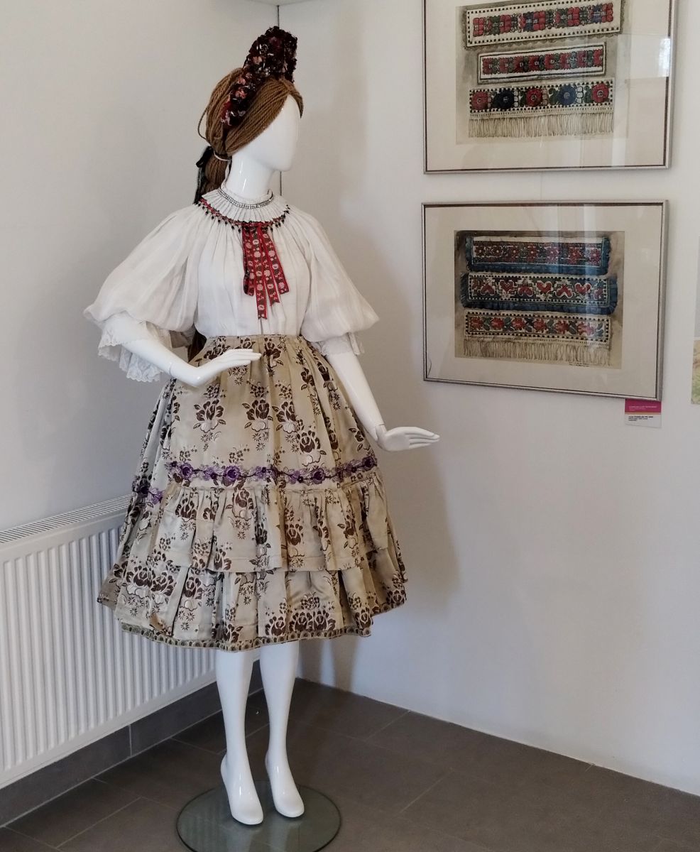 „Lányok, asszonyok ünneplőben”