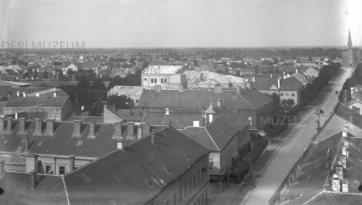 Debrecen látképe a Kistemplom tornyából, keleti irányban (Kossuth utca, Vöröstemplom, Komáromi ház, Városi színház) 1907 Zoltai Lajos felvétele
