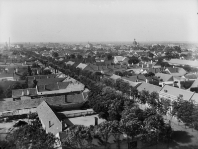 Debrecen látképe a görög katolikus templom tornyából, délnyugatra, a Homokkert felé, középen a Teleki utca (Gázgyár, Nagyállomás, vasút, zsinagóga) 1908 Zoltai Lajos felvétele