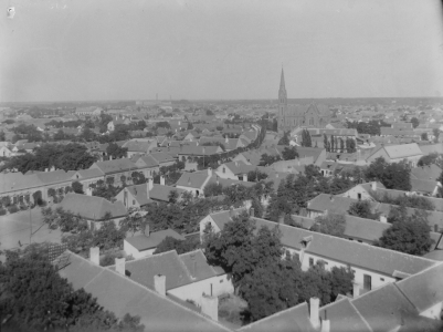 Debrecen látképe a görög katolikus templom tornyából, északnyugatra, a Vörös templom felé (Nap utca, Baross utca, háztetők, István malom) 1908 Zoltai Lajos felvétele