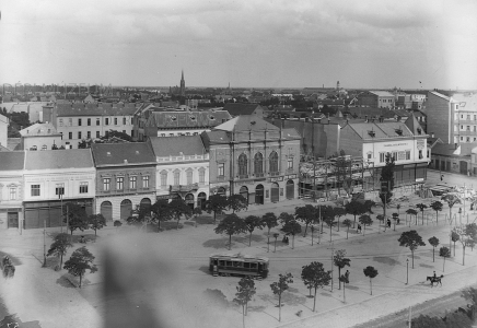 A Piac utca bal oldala és a Kossuth tér, mögötte Debrecen délkeleti látképe a Püspöki palotából; a Kereskedelmi Akadémia mellett a Szilágyi-ház építése folyik 1912 Zoltai Lajos felvétele