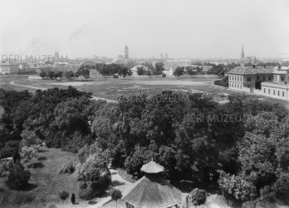 Debrecen látképe a Dohánygyárból: a dohánygyári park, a Pavillon laktanya és homokkerti házak (park, sétány, erdő, gloriett, Görögtemplom, Vöröstemplom, Szent Anna templom) 1914 Zoltai Lajos felvétele