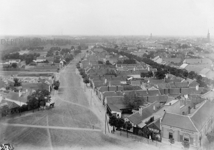 Debrecen látképe az Árpád téri templom tornyából délre, a Rakovszky utca felé (Bercsényi utca, Radákovics Géza gyógyszertára, Burgás Béla üzlete) 1914 Zoltai Lajos