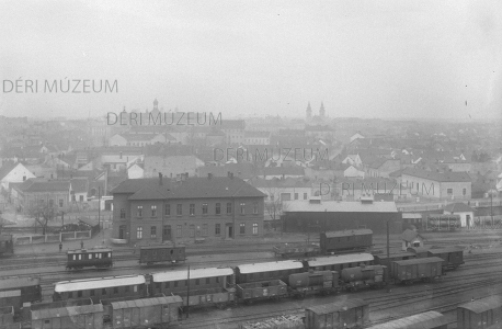 Debrecen látképe a Gázgyár tetejéről, vasúti sínekkel, ködös időben (tehervonat, tartálykocsi, személykocsi, szerelvény) 1928 ismeretlen amatőr felvétele