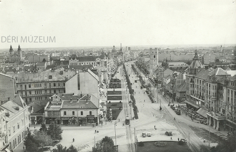 A Piac utca és a Csapó utca torkolata a Nagytemplom tornyából (Arany Bika, terasz, taxi, villamos, fényképészműterem, Liener Béla, Tőkés Ilona) 1930 ismeretlen fényképész felvétele