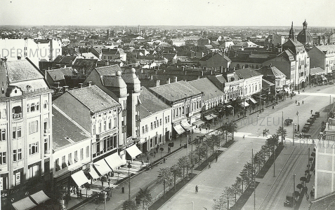 A Piac utca alsó szakaszának látképe a bal oldali házakkal, a Kistemplom tornyából 1937 ismeretlen fényképész felvétele