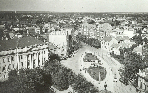 A Kálvin tér, a Református Főgimnázium és a Kollégium sarka a magasból, a Nagytemplom tornyából felvéve, háttérben a város északi részének látképe 1940 Benkő László felvétele