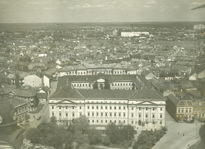 Légifelvétel a Kollégiumról, mögötte Debrecen északi részének látképe az István malommal 1933 körül ismeretlen fényképész felvétele