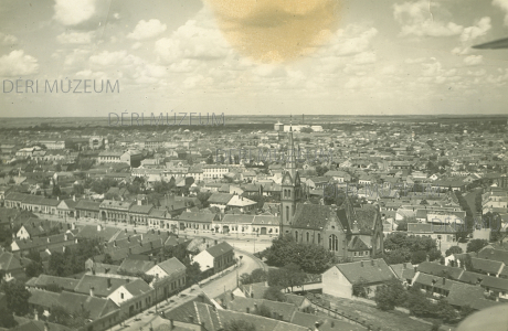 Légifelvétel Debrecen keleti részéről, középpontban a Vöröstemplommal (Kossuth utca, Nap utca 1933 körül ismeretlen fényképész felvétele