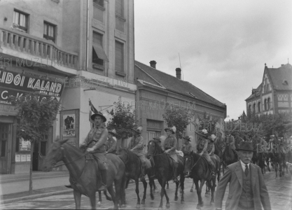 A Vitéz Horthy István-távlovaglás részvevői átvonulnak a Kálvin téren, háttérben az Uránia / Hungária mozi 1931. június 9. Ecsedi István felvétele