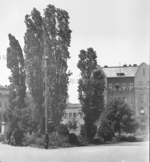 A Hungária mozi a Kálvin téren, amelynek feliratán még látszik, ahogy az eredeti Uránia név betűit felcserélték is kiegészítették 1940. május 20. Lükő Gábor felvétele