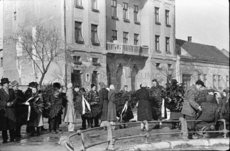 Koszorúzási ünnepség a szobornál Csokonai halála 150. évfodulóján, háttérben a befalazott ajtajú Hungária mozi 1956 szeptembere Béres András felvétele