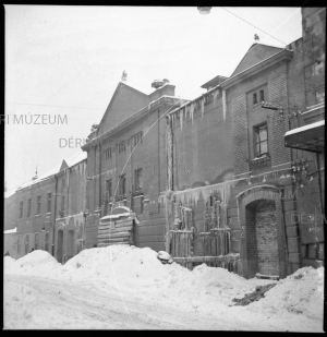 A Miklós utca eleje, az Apolló mozi épülete télen 1940. február 16. Hegyi Zoltán felvétele