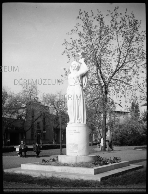 A román hősi emlékmű a Bocskai téren, háttérben a Meteor mozi 1966 Béres András felvétele