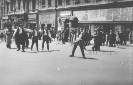 Néptáncosok egy választási gyűlés előtti felvonuláson a Piac utcán, háttérben a Híradó mozi 1953. május 10. Béres András felvétele