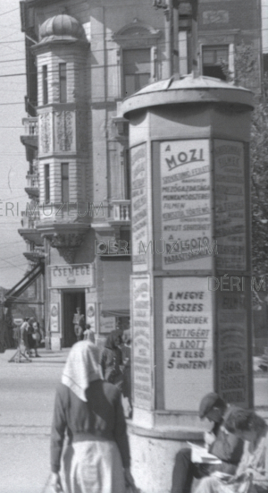 Hirdetőoszlop mozireklámmal a Simonffy utca sarkán 1953. szeptember 1. Béres András felvétele