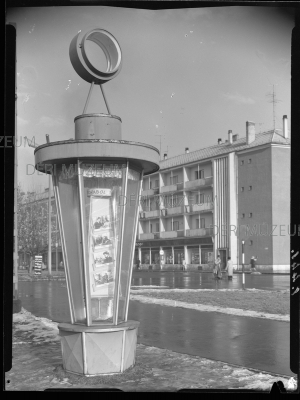 A Moziüzemi Vállalat hirdetőoszlopa a Petőfi téren 1964 Faragó István felvétele