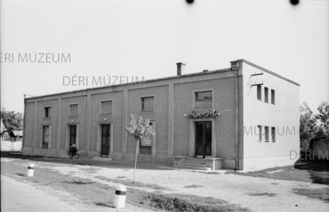 A téglási mozi épülete 1964 Béres András felvétele