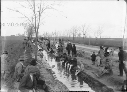 Hőforrásban fürdő emberek 1934 Ecsedi István felvétele