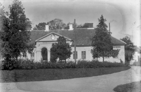 A Nagyerdei Vigadó épülete, szemből, a régi fürdőházzal 1930 Kozmann Leó felvétele