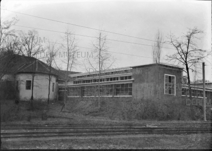 A Nagyerdei Strand épületei és téglakerítése a villamossín felől, mellette a régi fürdőépülettel 1930 Kozmann Leó felvétele