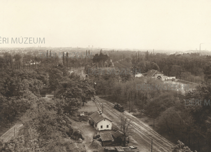 A nagyerdei kisvasút pályája és az uszoda felülnézetből (erdő, vonat, vasúti őrház, fatelep, farakás) 1920-as évek Kozmann és Társa