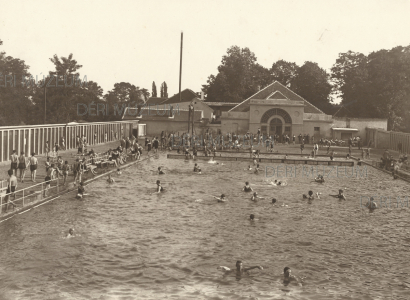 A debreceni Városi Uszoda medencéje (nagyerdei fürdő, főkapu, kabinsor, víz, úszók) 1920-as évek Kozmann és Társa
