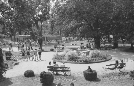 A nagyerdei strand parkja 1951. május Gerő László felvétele