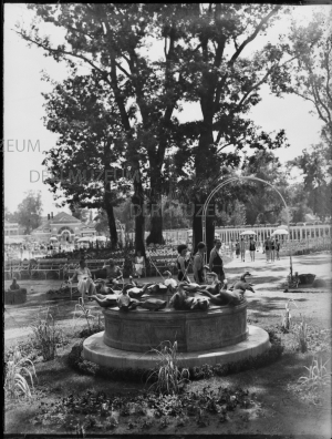 A Nagyerdei Strand parkja, a kacsás kúttal, padokkal 1930-as évek Kozmann Leó felvétele