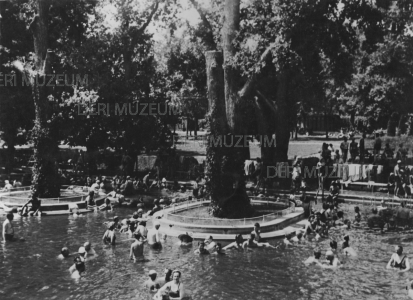A Nagyerdei Strand melegvizes medencéje a fák között, háttérben étterem terasszal 1933 Kozmann Leó felvétele