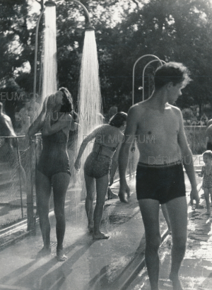 Fürdőzők a zuhany alatt a nagyerdei strandon 1940 körül ismeretlen fényképész felvétele