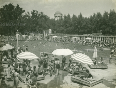 A nagyerdei strand nagymedencéje fürdőzőkkel, a parton napozókkal 1941 júliusa Benkő László felvétele