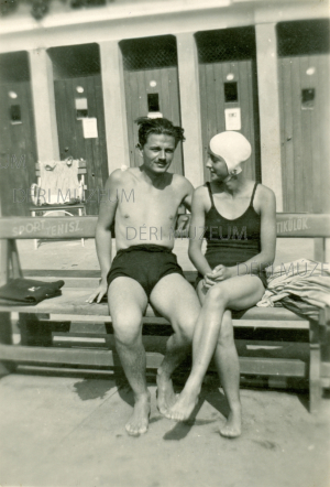 Gáspár István jogász és menyasszonya, Gáthy Katalin a strandon 1938. június 30.