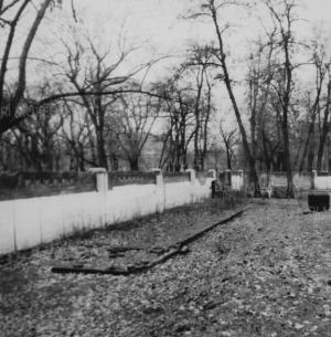 A nagyerdei fürdő kabinsora, leeresztett medencével 1944 ősze körül ismeretlen fényképész felvétele