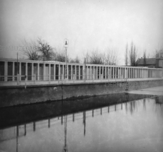 A nagyerdei strand nagymedencéje a kabinsorral felülről, háttérben a víztoronnyal 1946 körül Benkő László felvétele