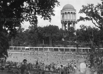 A nagyerdei strand nagymedencéje a kabinsorral felülről, háttérben a víztoronnyal 1946 körül Benkő László felvétele