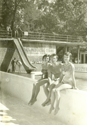 A hullámmedence a nagyerdei strandon 1960-as évek ismeretlen amatőr felvétele