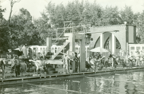 Úszóverseny a nagyerdőn 1960-as évek ismeretlen amatőr felvétele