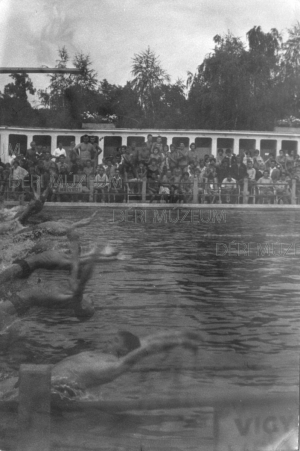 Úszóverseny a nagyerdőn 1960-as évek ismeretlen amatőr felvétele
