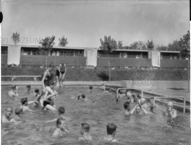 A Kassai úti Népfürdő / Szabadságfürdő medencéje, fürdőzőkkel 1930-as évek Kozmann Leó felvétele