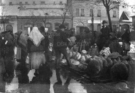 Heti piac, kenyérvásár a Dégenfeld tér Csapó utcai végénél 1896 körül Kiss Ferenc felvétele (másolat)