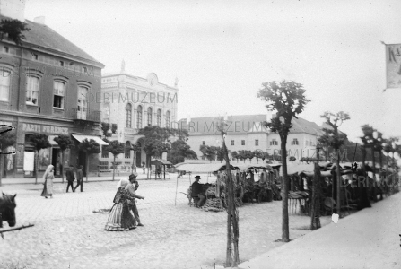 A Kossuth utca, piaccal (Fried-ház, városi színház, Komáromi-ház, Parti Ferenc, piaci sátor, kötélverő, kávémérés) XX. század eleje (1909 előtt) ismeretlen amatőr felvétele
