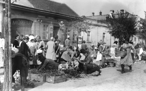 Gyümölcs- és zöldségpiac Horváth István vendéglője előtt, Rákóczi utca 16. (káposzta, paprika, görögdinnye, kofa, kosár, faláda) 1930-as évek Ecsedi István