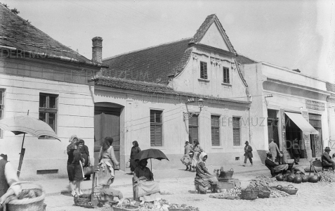 Zöldségpiac a barokk Tatay-ház előtt, Csapó utca 32. (kofa, napernyő, kosár, gyümölcs, görögdinnye, zsalugáter, barokk, lámpatartó konzol) 1930-as évek Ecsedi István felvétele