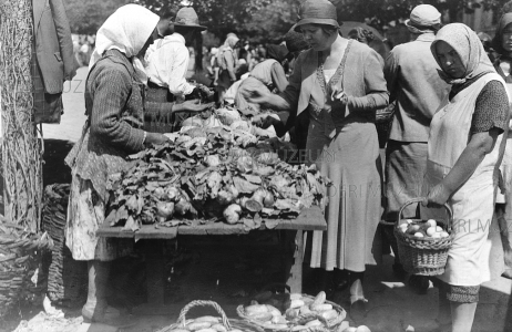 Zöldségpiac, karalábévásár (kofa, cseléd, úriasszony, karalábé) 1930-as évek Ecsedi István felvétele
