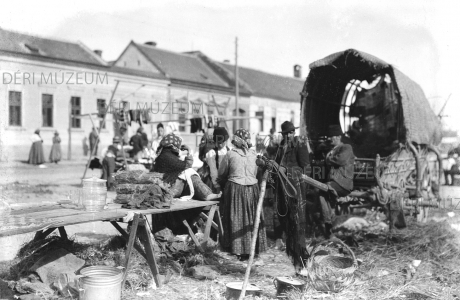 Ekhós szekér a piacon (kofa, kecskelábú asztal, üvegedény, mosófazék, lábos, kosár) 1930-as évek Ecsedi István felvétele