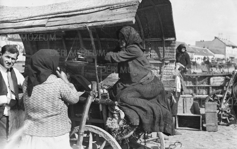 Hagymás szekér a piacon (ekhós szekér, kofa, mérleg) 1930-as évek Ecsedi István felvétele
