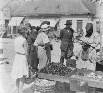 Gyümölcspiac a Csapó utca 30 táján (kofa, kislány, kosár, cseresznye, meggy, alma, körte, mérlegsúly) 1930-as évek Kozmann Leó felvétele