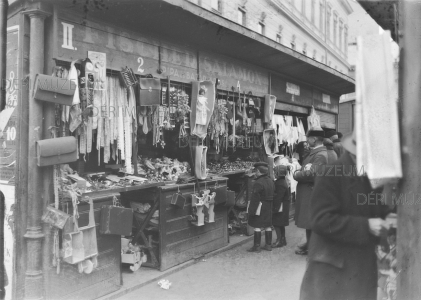 Fischer Salamon pipa- és bazárárus üzlete a Dégenfeld téri piacon (Dósa nádor tér) 1935 Horváth István felvétele